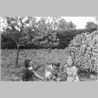 035-0091 Gundau, Ernas Schwestern Grete, Marie und Frida mit Heidi im Garten 1941.jpg